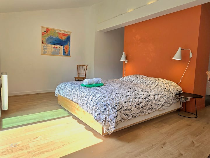 Entrance to the outbuilding outside the bastide, with 1 bedroom of 160 cm with ensuite bathroom No. 3