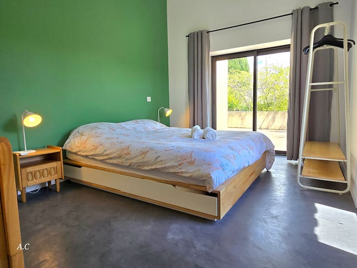 bedroom No. 2 in 160 cm, air-conditioned with storage and access to a raised terrace.
Vineyard and pool views
