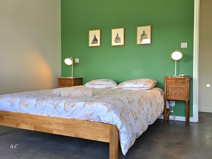 Bedroom No. 3 in 160 cm, air-conditioned with views of the vineyards and the terrace 