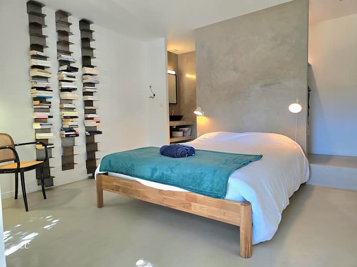 Master bedroom No. 1 in 160 cm, located on the ground floor with ensuite bathroom, dressing room and direct access to the outside