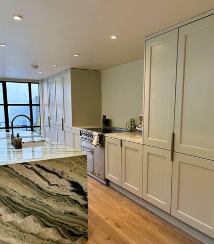 Beautiful De Beauvoir Home gallery image 2