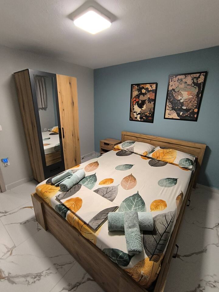 Chumba hiki cha kulala chenye mtindo na kinachofanya kazi kina kitanda cha 140x200 chenye hifadhi, meza ya kando ya kitanda, dawati na kiti, kabati la nguo lenye kioo na kiyoyozi. Mapambo yake ya Kijapani na dirisha lake kubwa huunda mazingira tulivu!