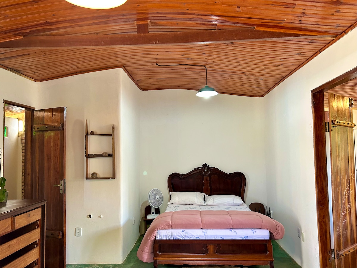 Cama doble colocada para la ventana. ¿Quieres ver el amanecer? ¡Ven a hospedarte con nosotros!
