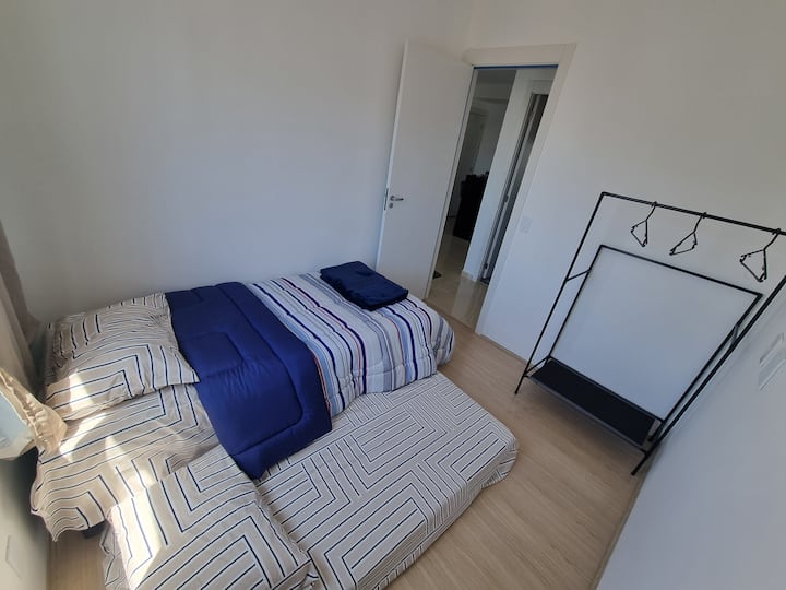 krevet za jednu osobu i vrlo udoban spojeni madrac. Soba je klimatizirana i ima stalak. 