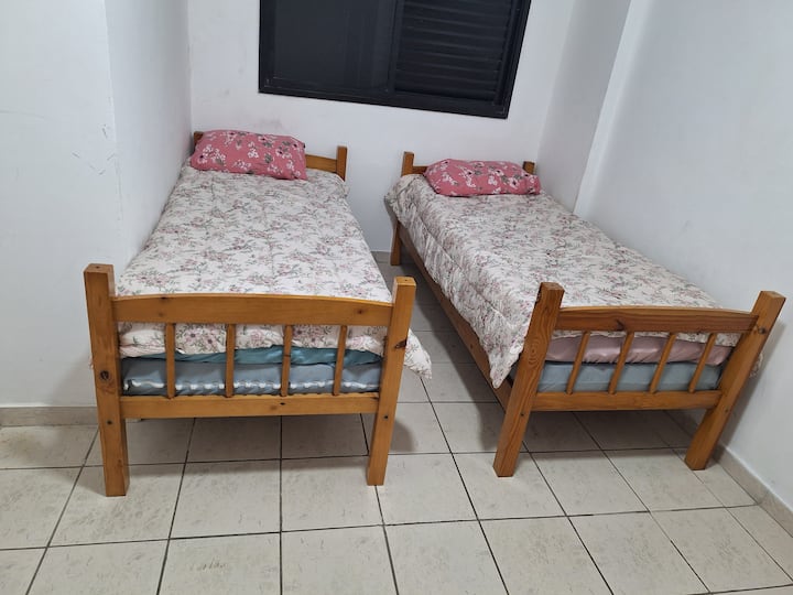 Двойно легло, две единични легла ,02 матрака , вентилатор на тавана и чисто спално бельо.