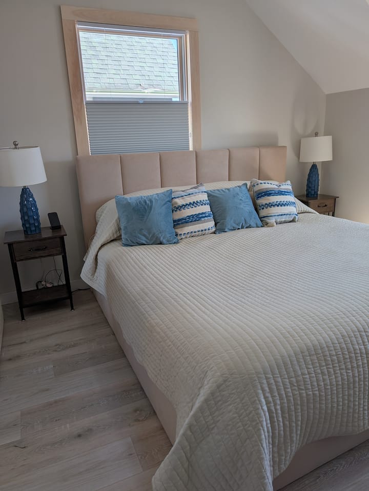 تحتوي غرفة النوم الأساسية على سرير بحجم كينج.