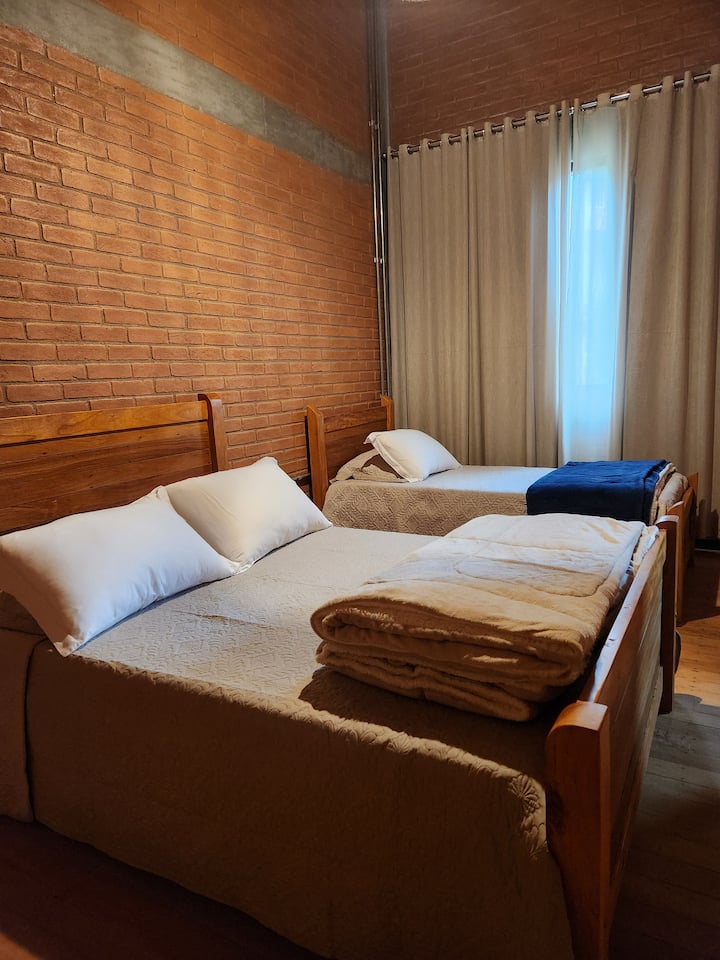 Letto matrimoniale + 1 letto singolo. Cuscini e fodere sono sempre disponibili