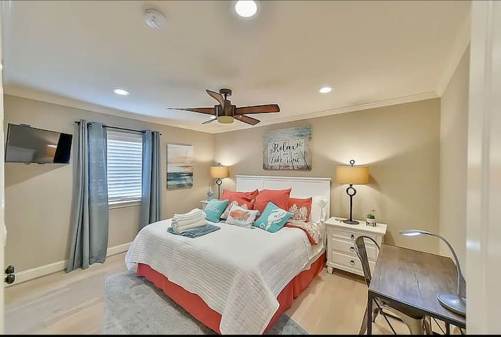 Dormitorio principal en la planta media con baño privado.