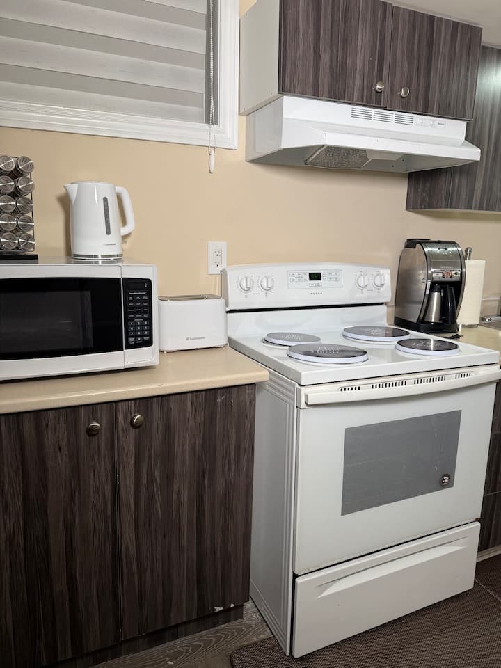 Chic & Cozy Basement Suite - Bolton