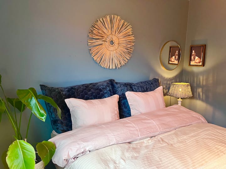 160 სმ ‑ იანი ახალი საწოლი.
Გისურვებთ, თან იქონიოთ ზეწრები, წინააღმდეგ შემთხვევაში საწოლის თეთრეულის გაქირავება შესაძლებელია 200 სეკი ადამიანზე 