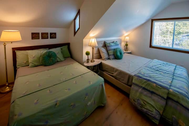 Ზედა სართულზე მე-3 საძინებელი 1 ორადგილიანი და 1 ორადგილიანი საწოლით 