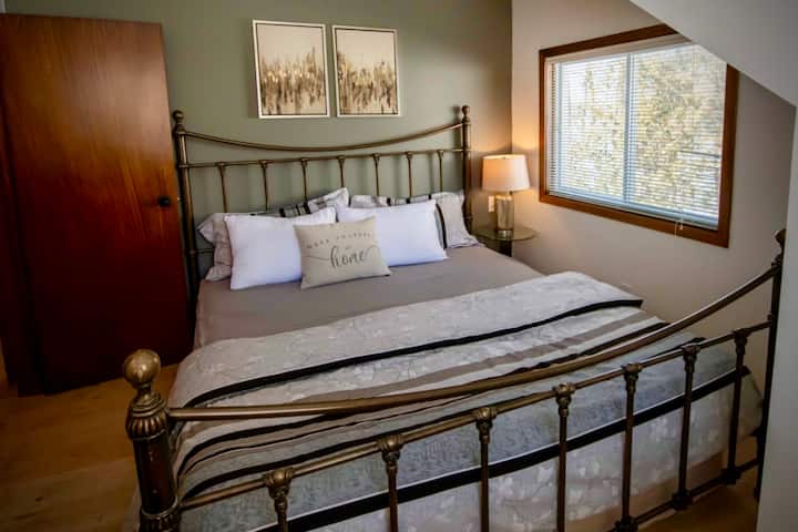 Ზედა სართული მეორე საძინებელი დიდი საწოლით 