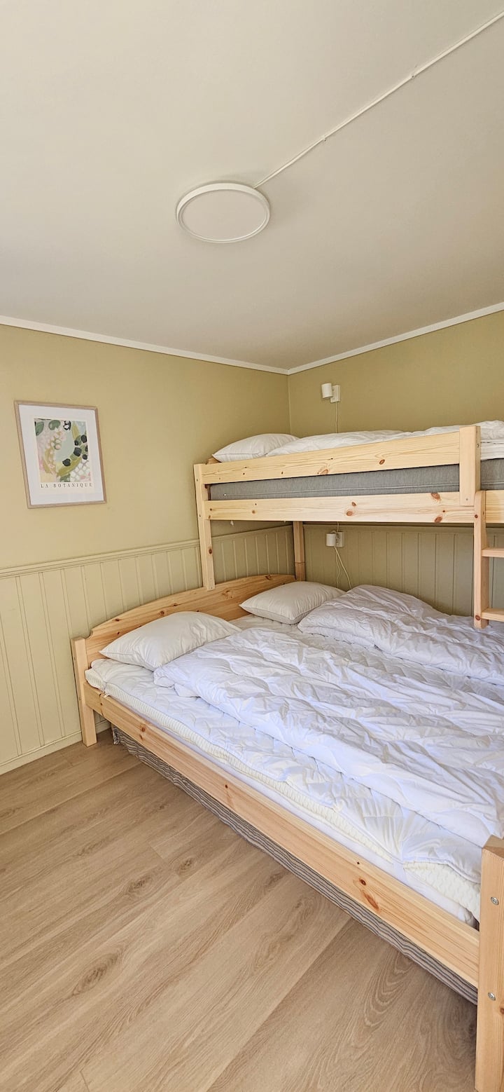 Krevati ka gjerësi 180 cm në katin e poshtëm, 90 cm gjerësi lart