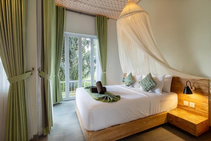 Comfort over grandeur.
Bale Delod was designed to feel warm and intimate rather than oversized. Filled with natural light and simple wooden details, it's a comfortable place to rest, reconnect, and enjoy the slower rhythm of Bali.