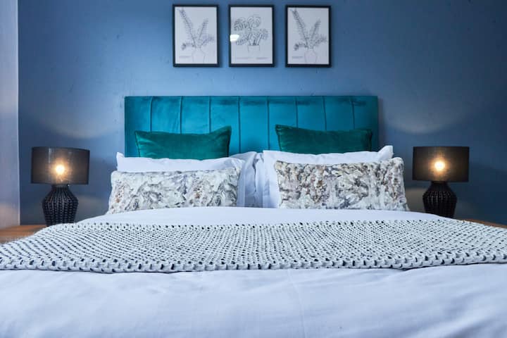 ליהנות מלילות מרגיעים בחדר שינה מרוהט להפליא עם מצעים נקיים, נגיעות נעימות ואווירה רגועה ומרגיעה — אידיאלי לחופשה שקטה.