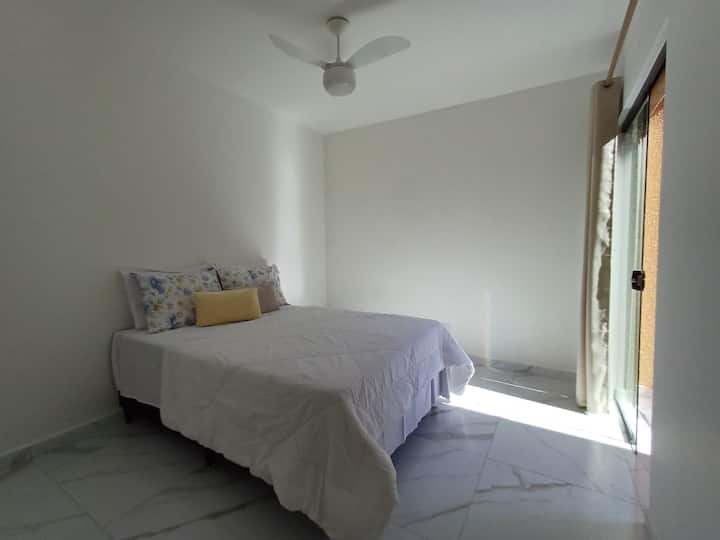 Hlavná spálňa (apartmán).
Posteľná bielizeň a kúpeľňa nie sú k dispozícii.