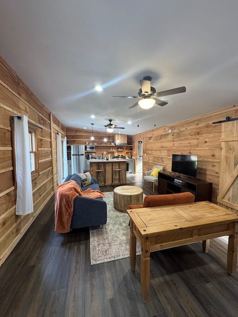Successful Airbnb property: Sweetwater Cottage in Mills River