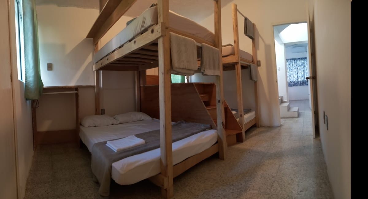 Удобните стълби, централният коридор и многото места за окачване и поставяне на вещите ви правят този специален комплект двуетажни легла забавно, удобно и функционално пространство. На децата им харесва.

Това е толкова много с климатика.