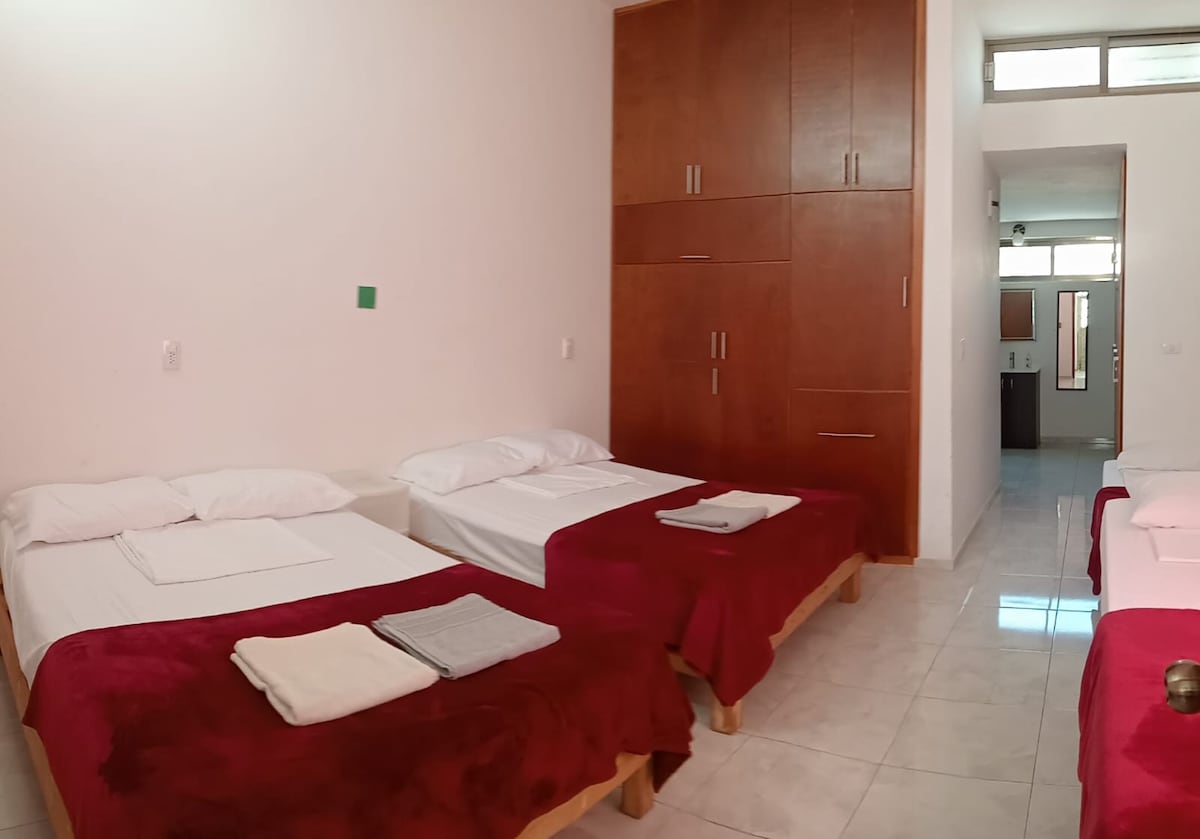 Главната спалня се намира на горния етаж, има собствена баня с тоалетна, душ и отделна мивка. Шестима гости могат да спят в две двойни и две единични легла. Отоплява се с 1,5-тонен мини сплит. 