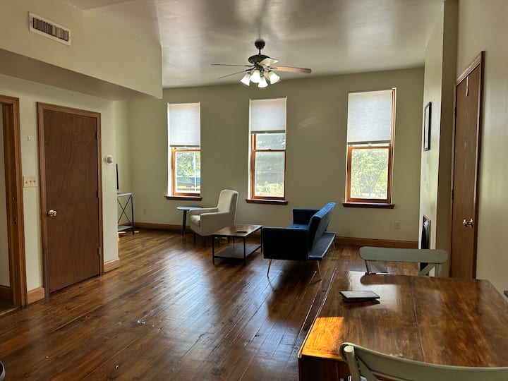 Maple Street Charm – Cozy 1-bedroom Apartment (#1) - Marietta, OH