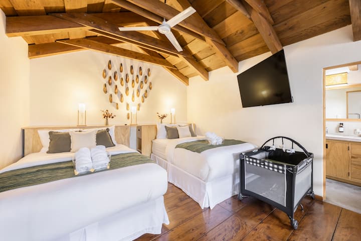 Chumba nambari 3 kina vitanda viwili vya kifalme, kifurushi cha kitanda na mchezo, runinga na bafu kamili, chumba hiki kiko katika eneo la mesanine kwa hivyo hakina mlango, kinaangalia jiko na ufikiaji wa kiyoyozi