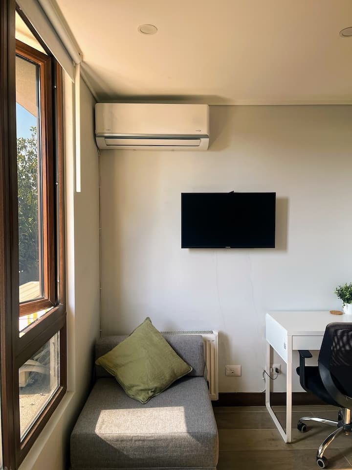 Split klima-uređaj s inverterom, kapaciteta 12 000 BTU, osigurava idealan boravak i zimi i ljeti.