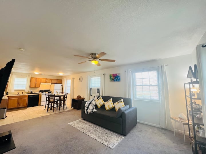 Cozy Private Suite Near Nasa | Kitchen & Laundry - Clear Lake - Houston