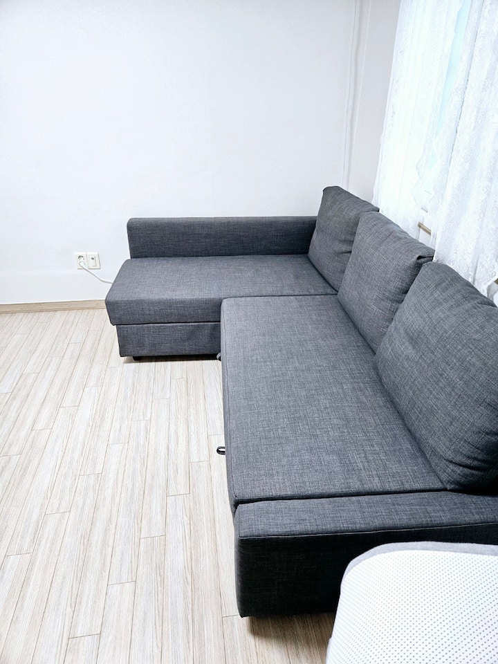 Môže sa použiť ako pohovka.
Posteľ je rozložená.