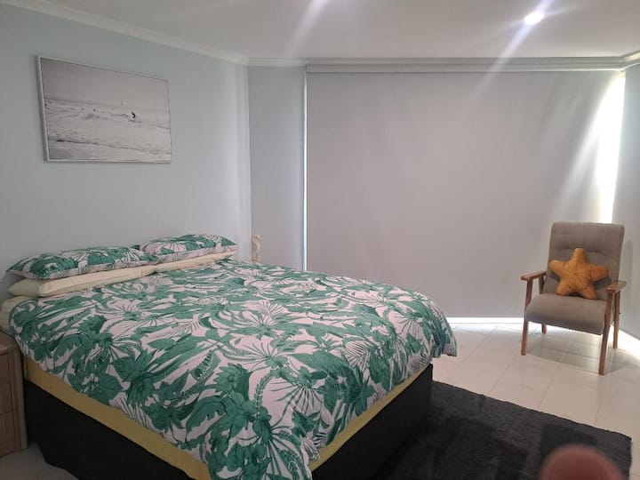 זה חדר השינה הראשי. יש חדר רחצה צמוד עם ארון בגדים שמוביל לחדר הרחצה עם ג'קוזי, מקלחת, שירותים ושידה.