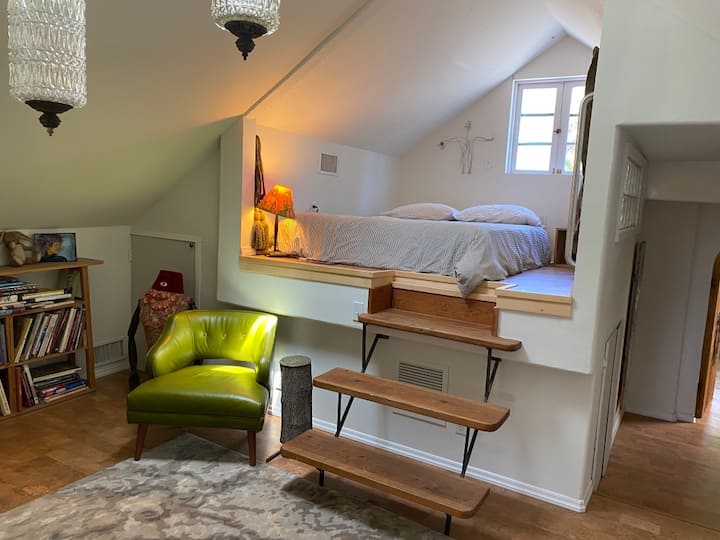 Както виждате, има 3 стъпала до този лофт. Има свързана баня, която може да се споделя със съседната спалня