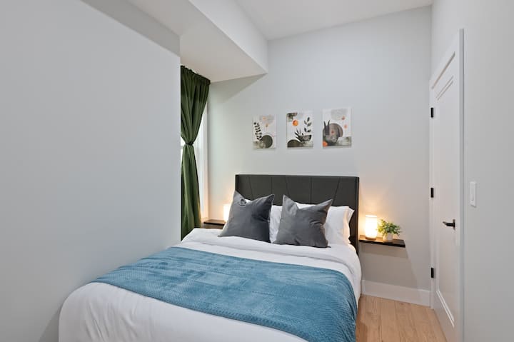 Posteľ v plnej veľkosti v jednej z našich spální s plávajúcimi policami. Každá izba má vlastný napájací panel pre vaše potreby nabíjania.