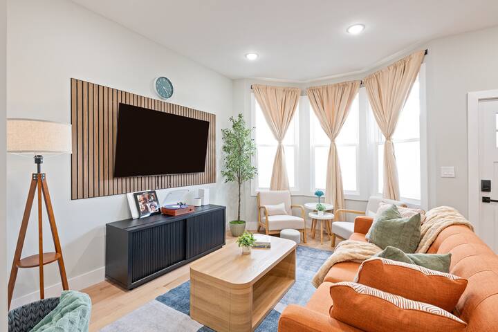 Modern 4BR w/ Yard+Gameroom|PATH+Bus Access to NYC gallery image 2