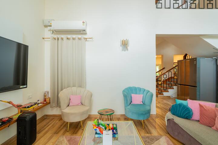 Living room image 6