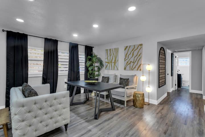 Backyard Zen Retreat With Inside Modern Vibe - Tampa