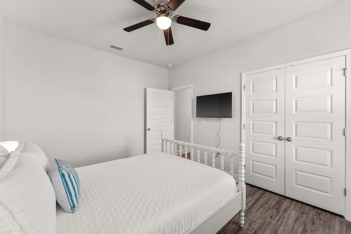 Dormitorio 3 con cama tamaño queen y Smart TV de 43".