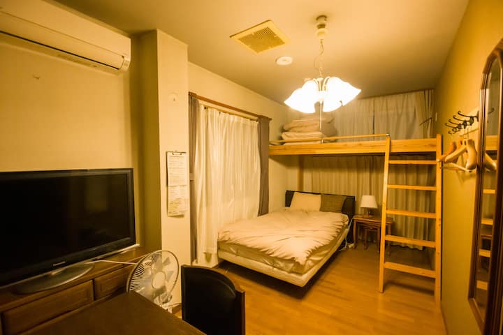 La habitación doble (la habitación en el extremo izquierdo del plano) tiene capacidad para hasta 2 personas + 1 niño