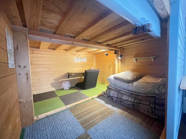 Habitación cápsula semiprivada (cada habitación tiene una cerradura)