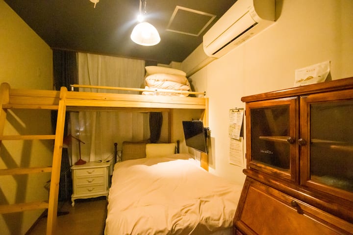 Habitación con dos camas individuales (la habitación a la izquierda de la escalera)