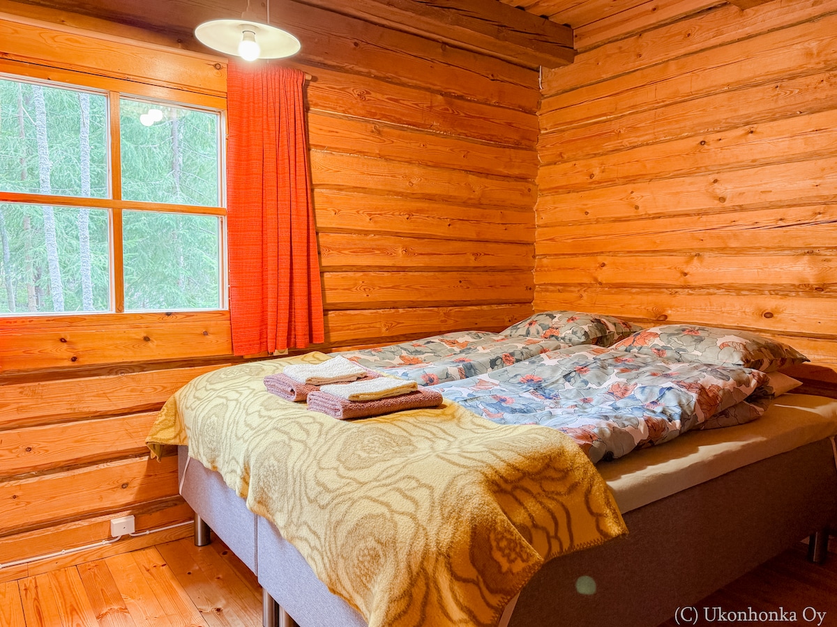 Er staat één tweepersoonsbed in de grote slaapkamer. De bedden zijn nieuw en comfortabel. 
De slaapkamer is comfortabel en gezellig ingericht. De houten muren van de kamer maken het echt comfortabel om in de kamer te zijn. Het laat je ontspannen voelen.