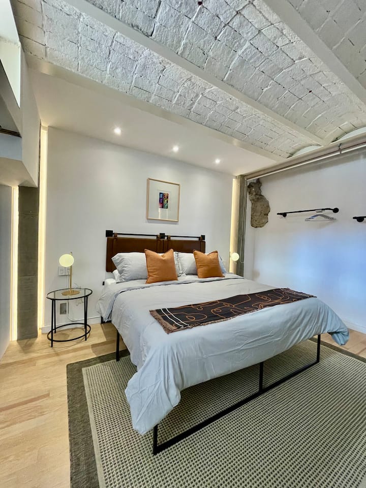 Оваа спална соба е под земја, многу е пространа и ладна, има мала соба со кауч на спуштање и биро за да имате простор за работа. Оваа соба нема бања, бањата е нагоре по скалите