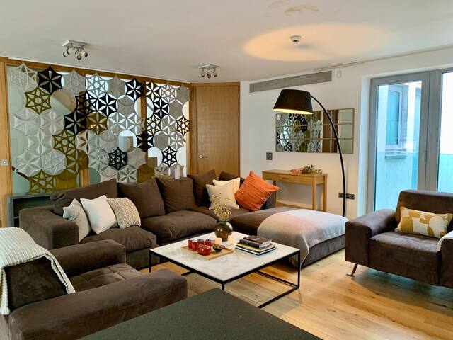 Holborn Penthouse With Private Roof Terrace gallery image 2