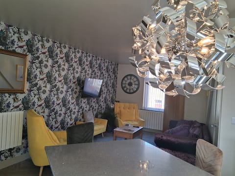Popular Airbnb listing: Hollingreave House . Finsley Gate Wharf Burnley in Burnley