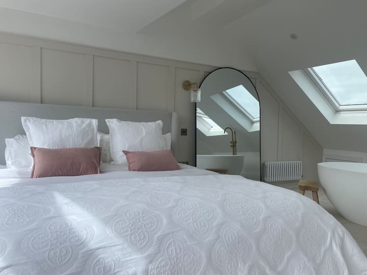 Მასტერ ‑ ლოფტ ‑ ლუქსი სუპერთასიანი საწოლით 