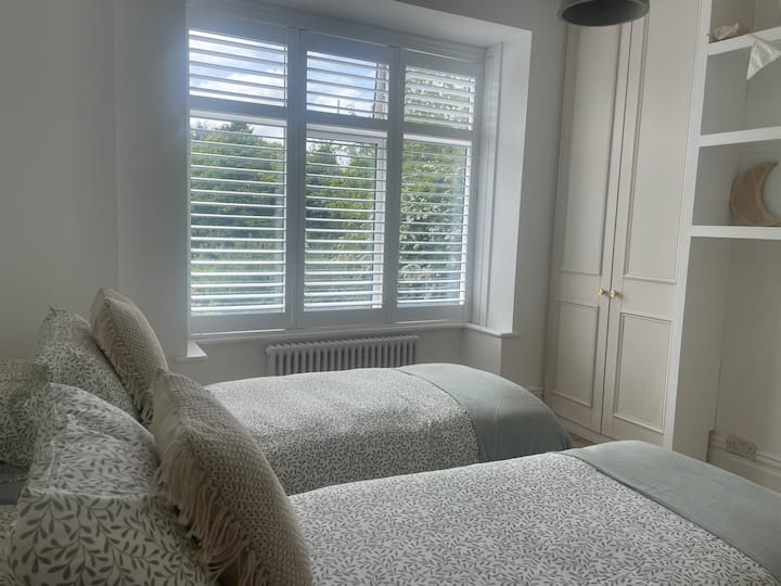 Ორადგილიანი ოთახი (საძინებელში შესაძლებელია 2-4 სტუმრის განთავსება სხვადასხვა ტიპის საცხოვრებელში). Გაითვალისწინეთ: საწოლები 10 სმ-ით უფრო ვიწროა, ვიდრე ჩვეულებრივი ერთადგილიანი საწოლი 200სმ x 80სმ