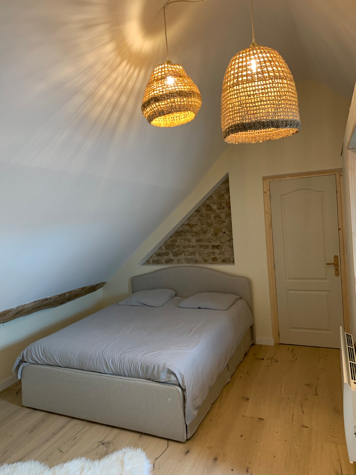 Основен апартамент, разположен на горния етаж, с легло 160x200 и самостоятелна баня.