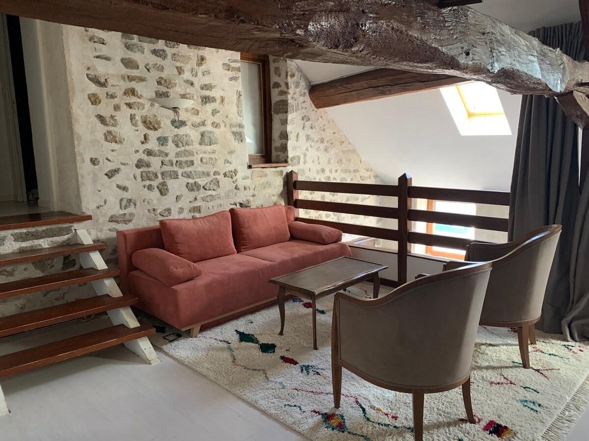 Малка всекидневна на горния етаж или допълнително спално помещение с разтегателен диван (двойно легло 140x190).