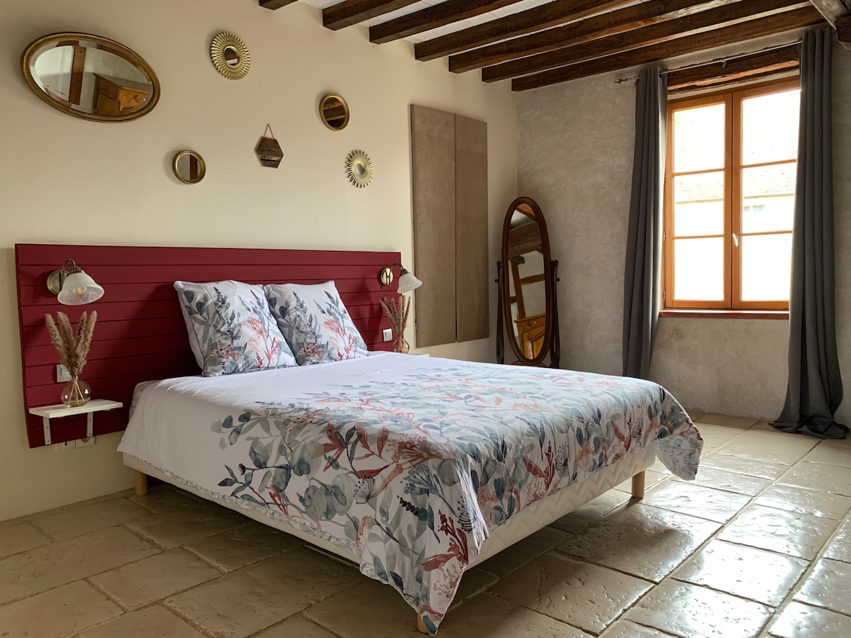 Основен апартамент на приземния етаж с легло 160x200 и самостоятелна баня.