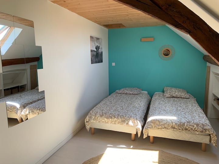 Dhoma e gjumit ndodhet lart (2 krevate tek në 90x200), banja 2 është në tokë në të njëjtin kat.