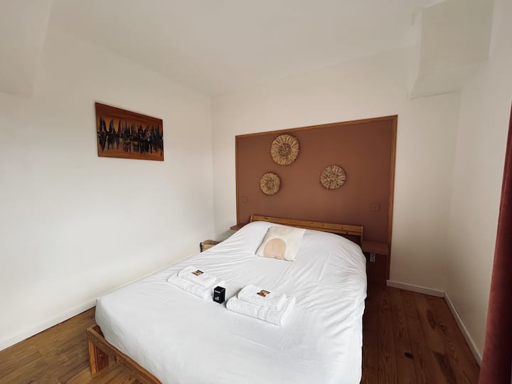 זה אחד החדרים בבית. זו מצוידת במיטה זוגית ומיטת יחיד.