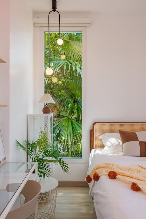 Sunshine Villa. A boutique green field single pool villa in the center of Bangkok